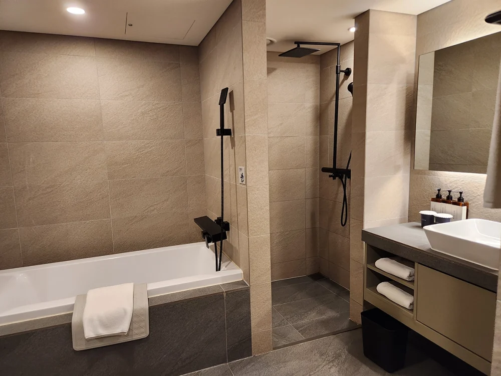 라한셀렉트 경주 패밀리 트윈 호수 전망  욕실