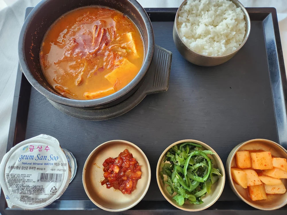 라한 룸서비스 - 목살김치찌개 반상