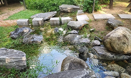 육아 일기 – 아파트 단지 안, 초미니 돌계곡 즐기기