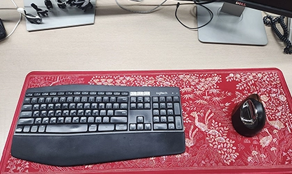 [국중박 굿즈] 데스크 장패드&스티커 세트(나전주칠) – 국중박 장패드