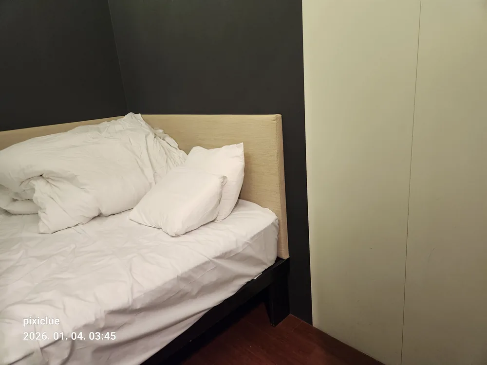 다락휴 더블베드 객실 침대와 수납장