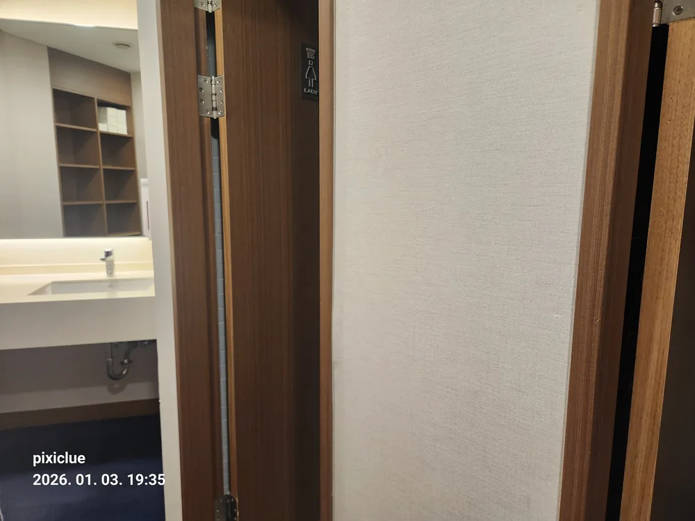 다락휴 공용 샤워실 입구와 세면대