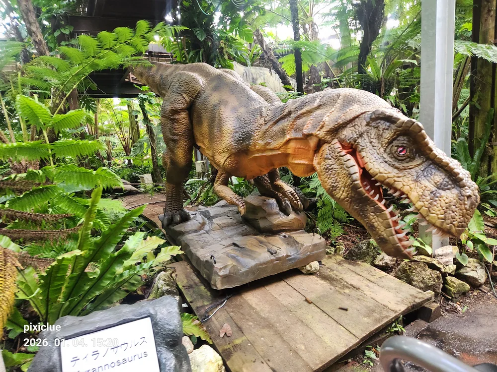 식물원 안 공룡 모형