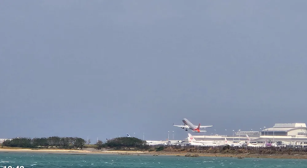 우미카지테라스에서 바라본 나하공항 착륙 항공기