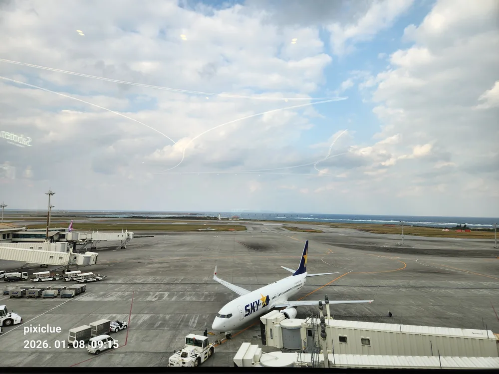 나하공항 창밖으로 본 활주로와 항공기