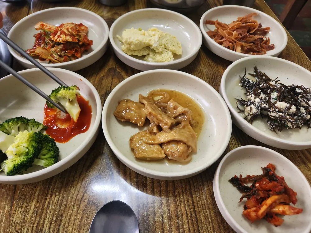 로터리식당에서 받은 여러 가지 밑반찬