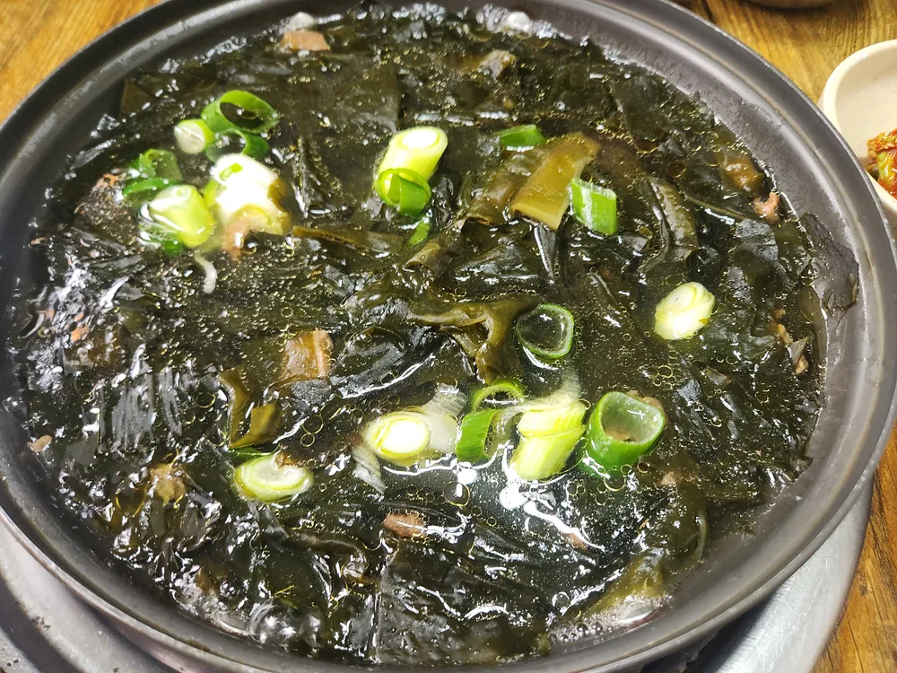점심으로 주문한 미역국