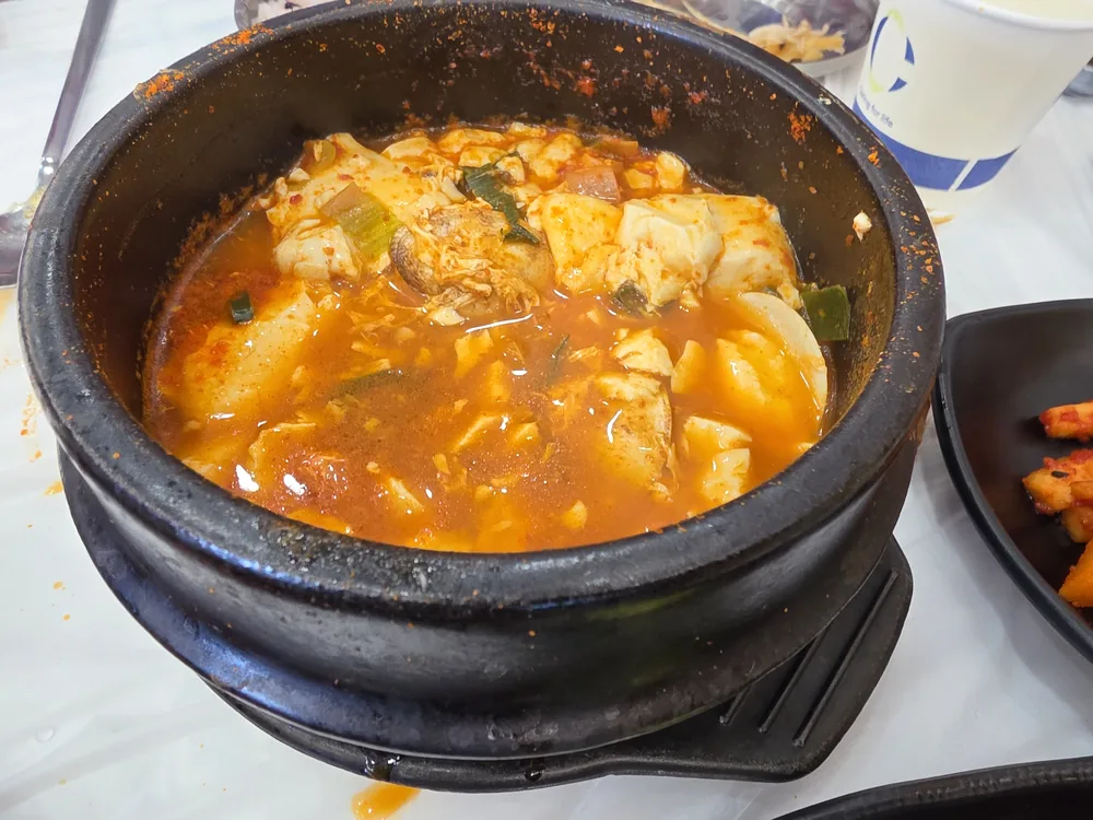 낙산 쌀밥집 생선모듬구이 세트의 얼큰 순두부찌개