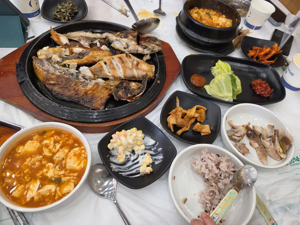 생선모듬구이와 순두부찌개 불고기뚝배기가 차려진 아침 상차림