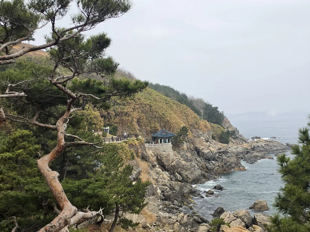낙산사 홍련암으로 이어지는 해안 절벽 산책길