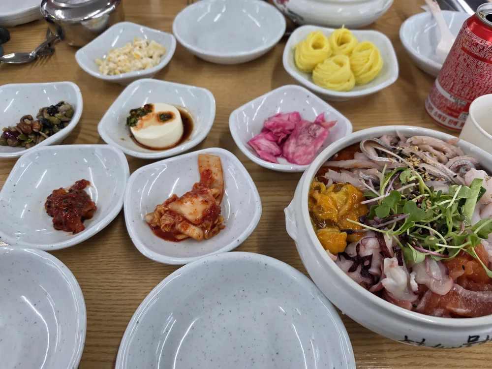 속초 가족여행 점심 항아리모듬물회와 반찬 상차림