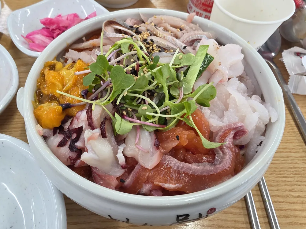 해산물과 성게가 담긴 속초 항아리모듬물회