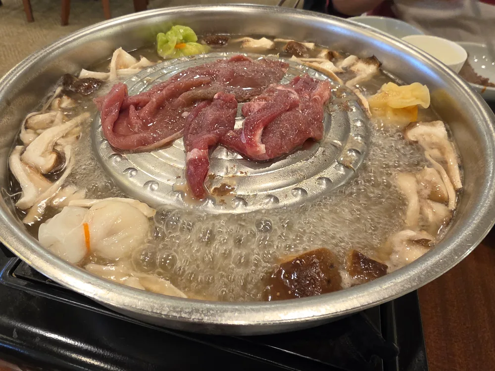 불판에서 익고 있는 송이 송고버섯 소불고기 구이