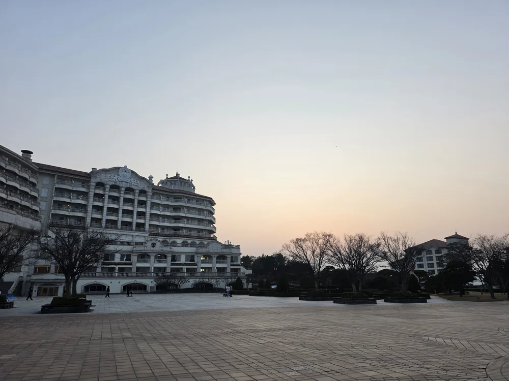 저녁 무렵 쏠비치 양양 리조트 건물과 광장