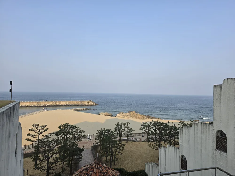 객실 창 밖의 해변과 바다