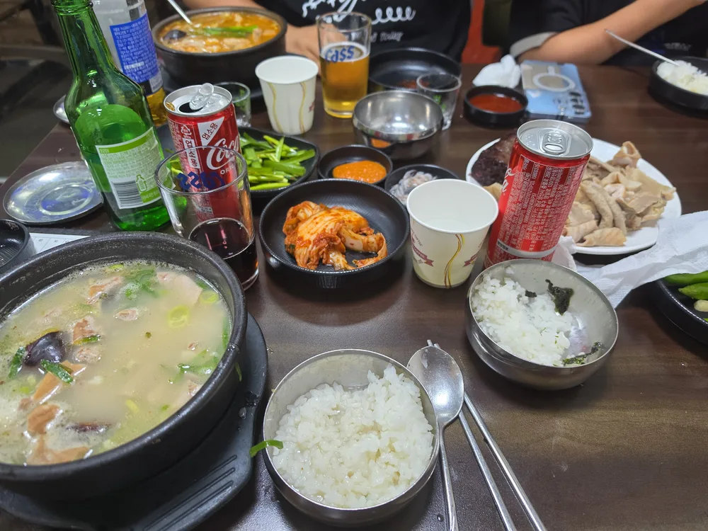 조점례 남문피순대에서 먹은 국밥과 밥, 곁들임 음식이 놓인 저녁 상차림
