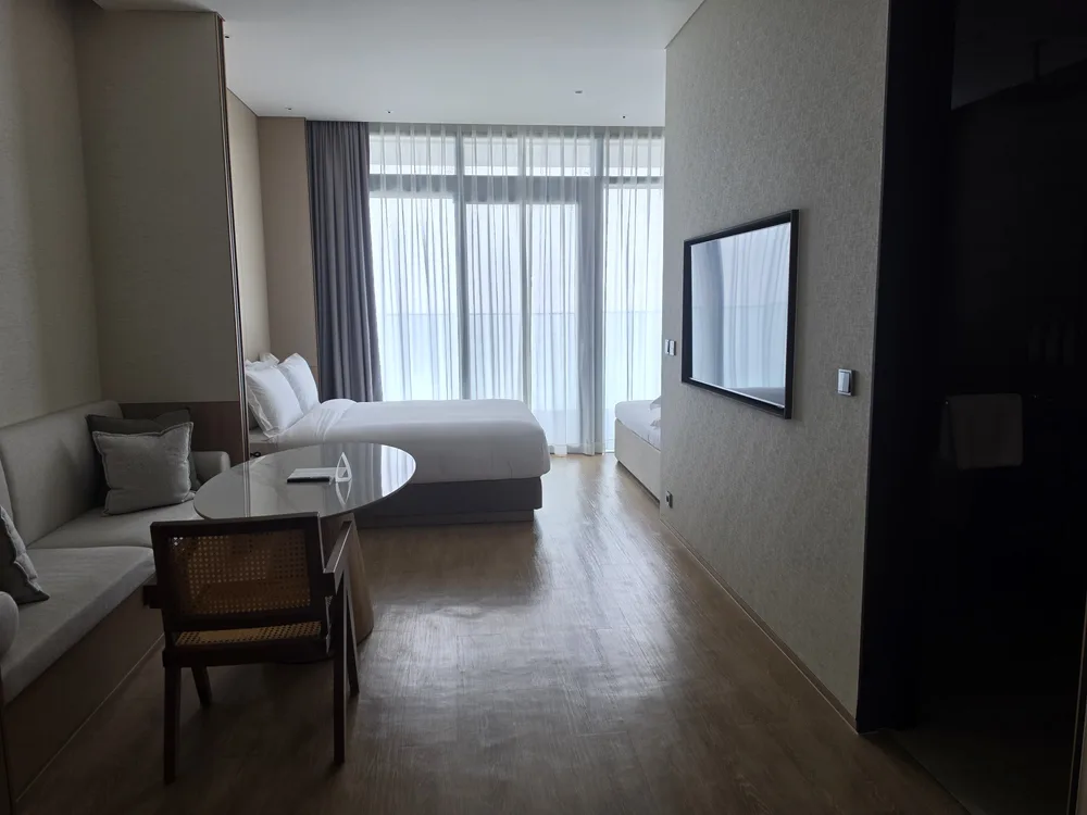 신라모노그램 강릉 레지던스 디럭스 입구에서 바라본 소파와 침대, 창가