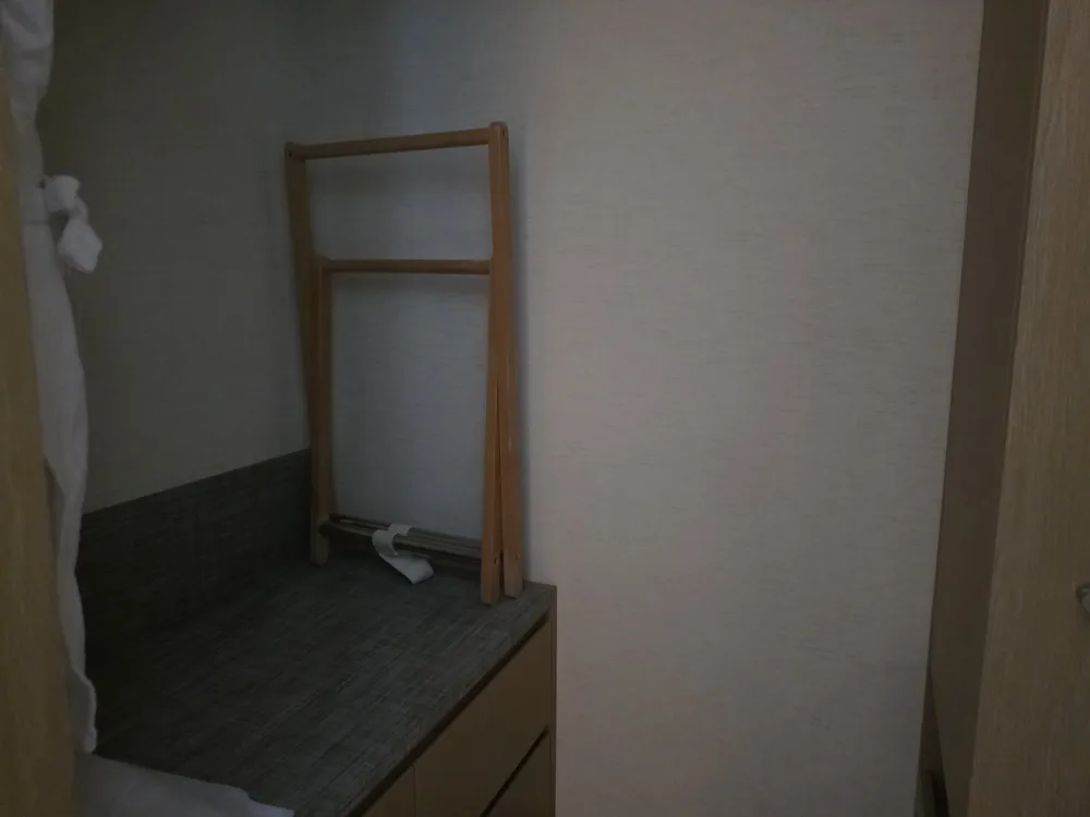 디럭스 객실의 접이식 짐 받침대와 수납 공간