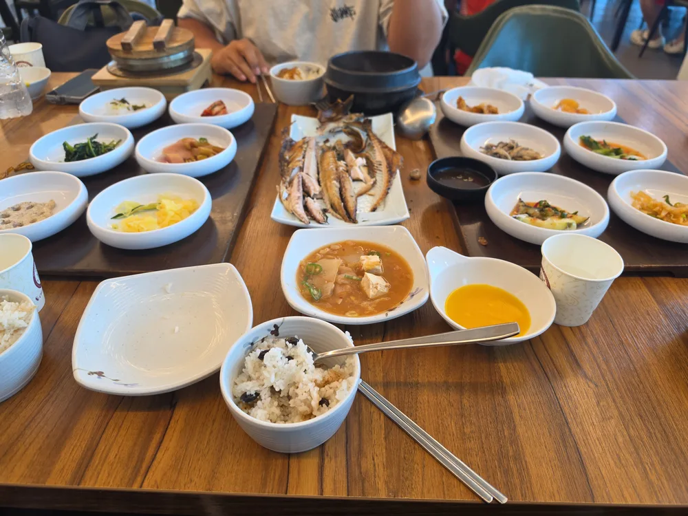 밥상천하에서 먹은 생선구이와 여러 반찬이 놓인 한식 상차림