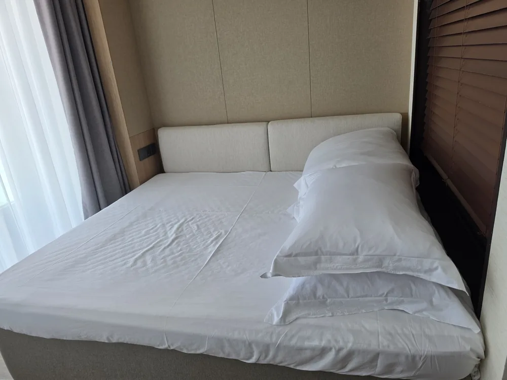 창가에 놓인 디럭스 패밀리 객실 침대