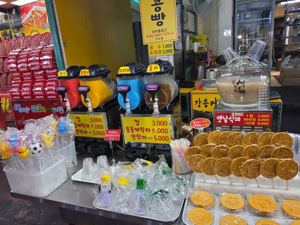강릉 중앙시장의 간식과 음료 매대