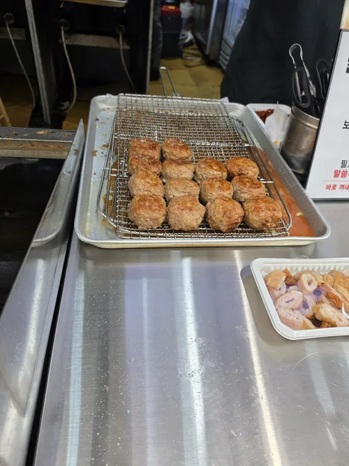 강릉떡갈비 매대에서 굽고 있는 떡갈비