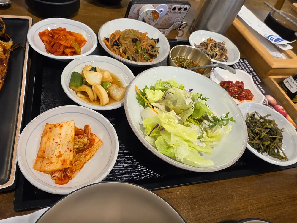 광릉돌솥밥 점심에 나온 잡채와 샐러드, 김치와 나물 반찬