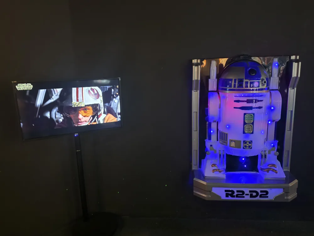 화면과 함께 전시된 R2-D2 모형