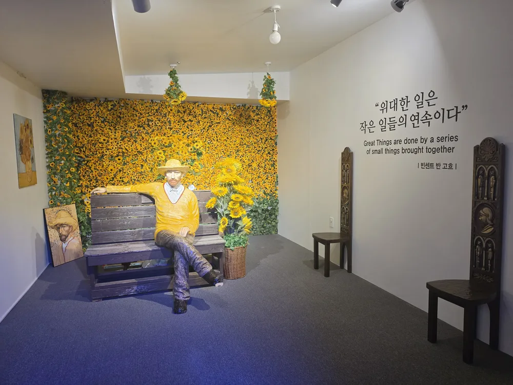 비엔나인형박물관의 꽃 장식과 벤치가 있는 반 고흐 테마 전시
