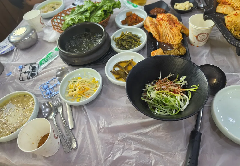 미역국과 쌈채소, 반찬이 놓인 저녁 상차림