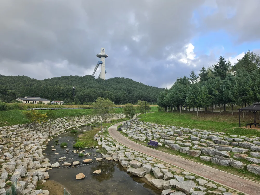 물길과 돌다리 주변의 산책 공간