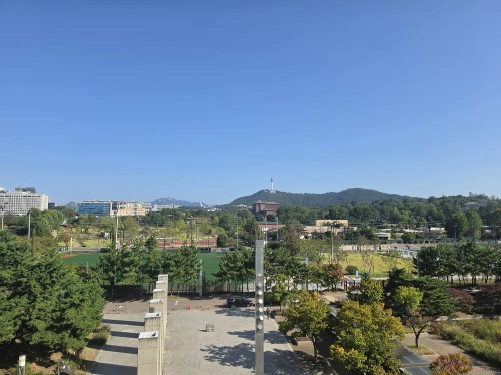 국립중앙박물관 앞 정원과 멀리 보이는 남산 풍경