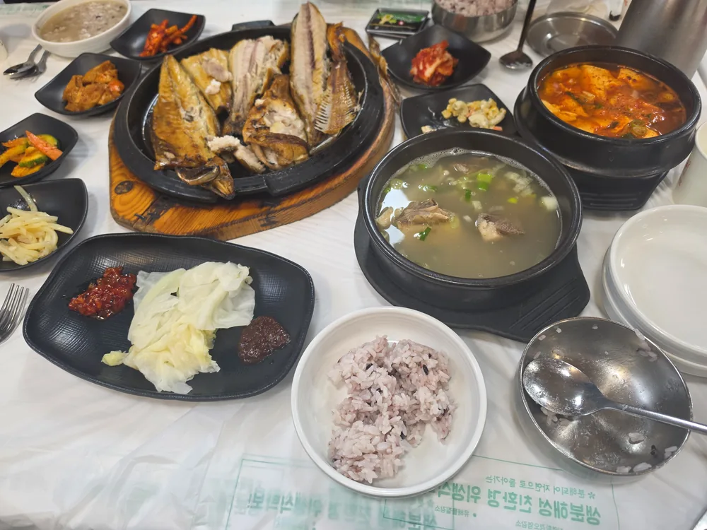 낙산쌀밥집 생선모듬구이 세트와 갈비탕 한 상