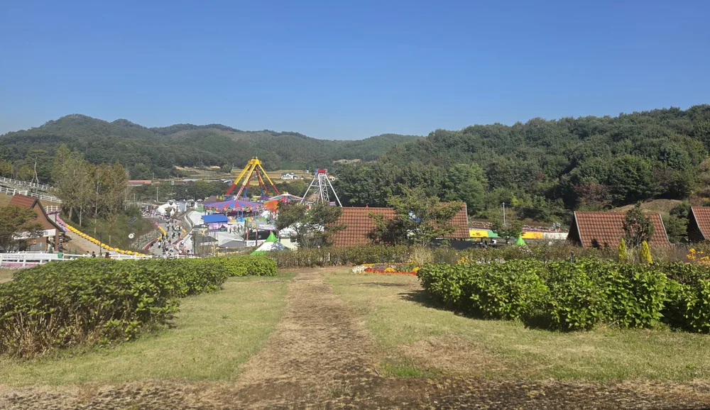 언덕에서 내려다본 놀이시설과 축제장 산책로