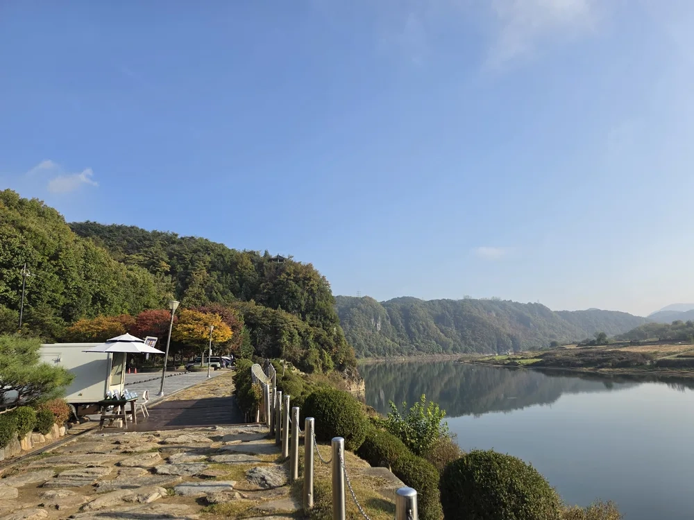 도담삼봉 옆 강변 산책로와 난간