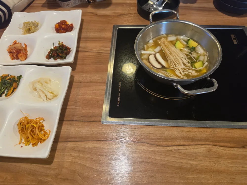백향담의 된장찌개와 여러 가지 밑반찬