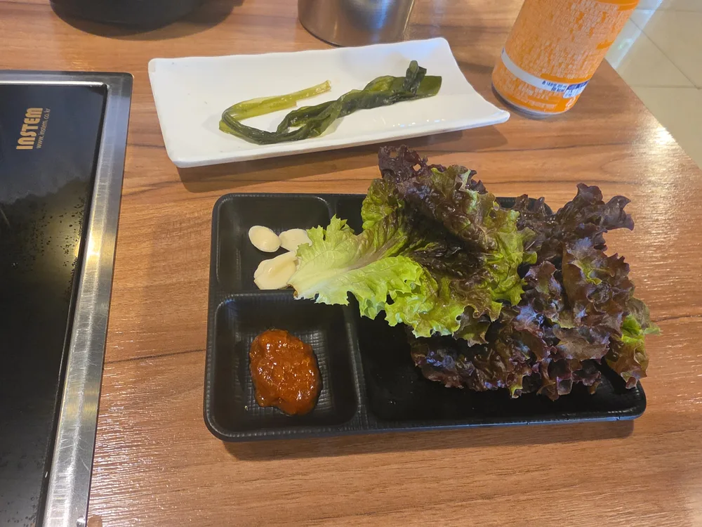 백향담의 잎채소와 쌈장
