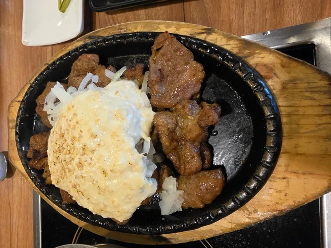 양파채와 소스가 올라간 석갈비 철판