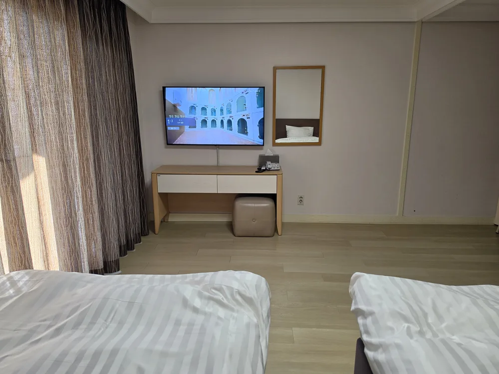 침대 맞은편 텔레비전과 화장대