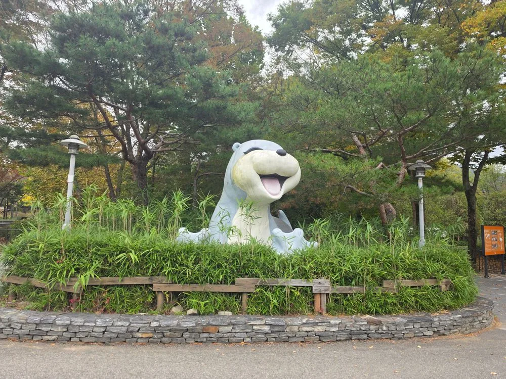서울대공원 입구 길가의 공룡 조형물과 가을 나무